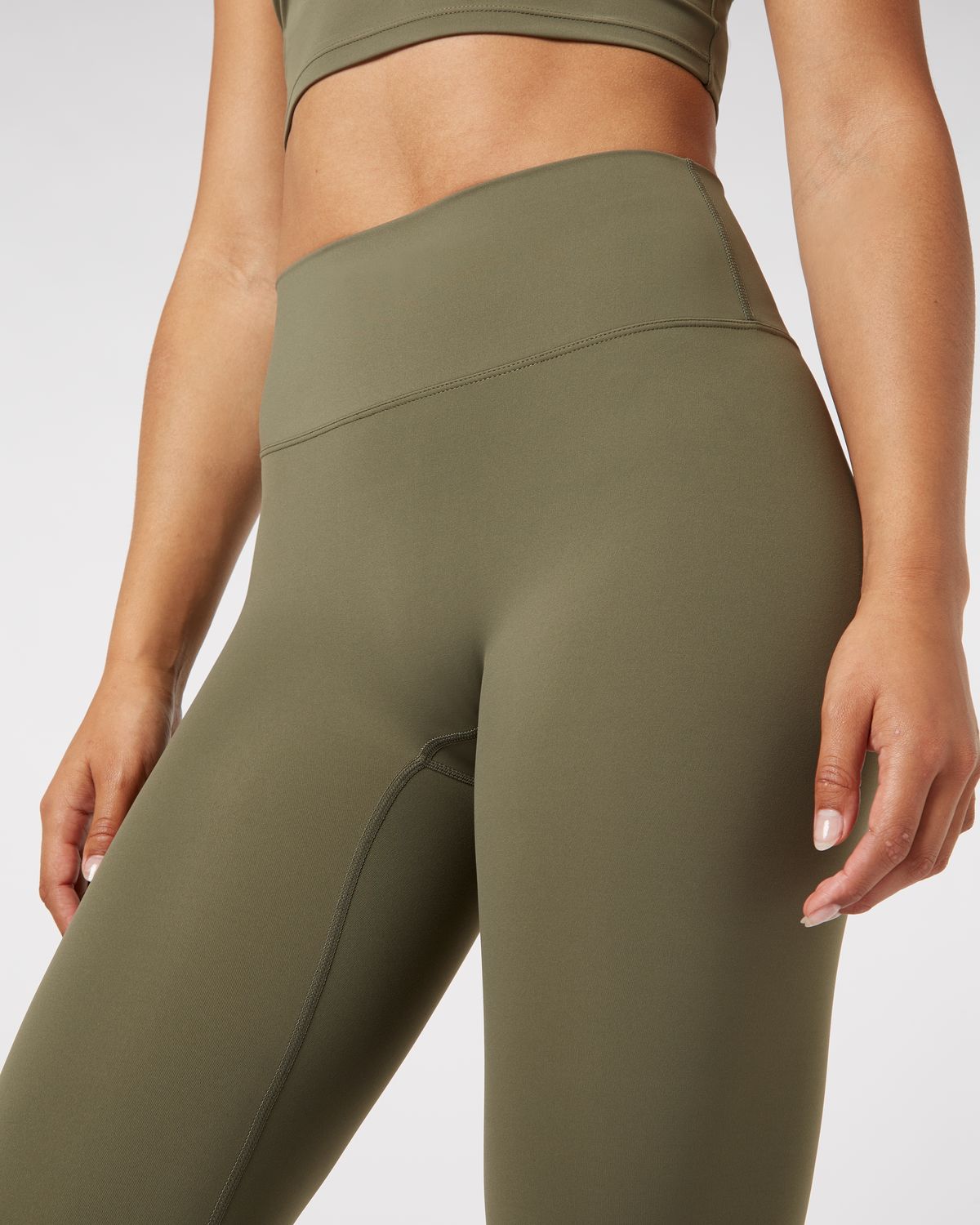 https://www.yo-gaya.com/cdn/shop/files/Legging_Olive_Green_D2.jpg?v=1710854346&width=1500